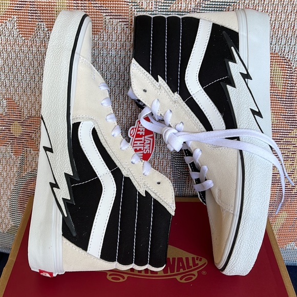 Vans Sk8-Hi Bolt
Antique White/Black
VNOA5JIVZHJ
WMNS sneakers - Picture 12 of 16